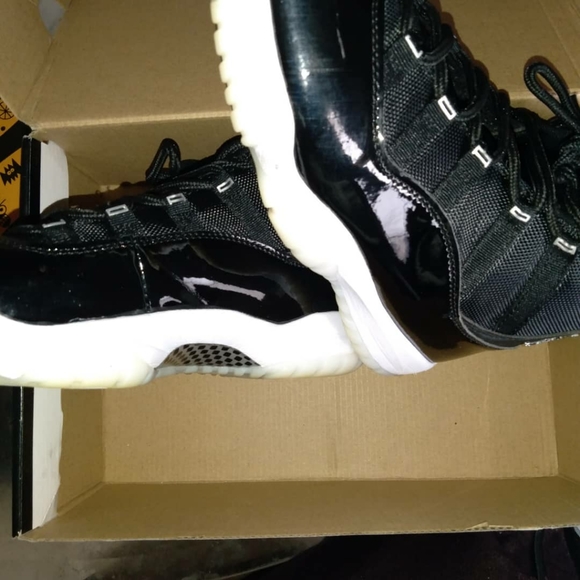 Jordan 11s jubilee 25th university main image 6